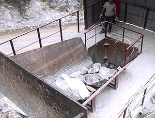 時產(chǎn)300噸硬石頭制沙現(xiàn)場