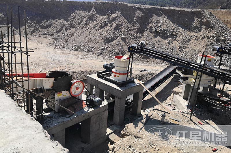 PE1215磁鐵礦鄂式破碎機現(xiàn)場