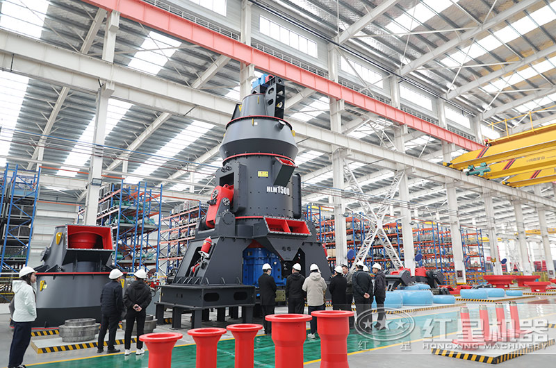 客戶參觀紅星大型雷蒙磨粉機廠區(qū)