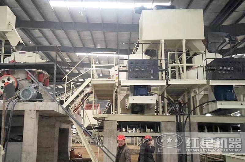 山東石灰?guī)r制砂現(xiàn)場制砂機(jī)實拍