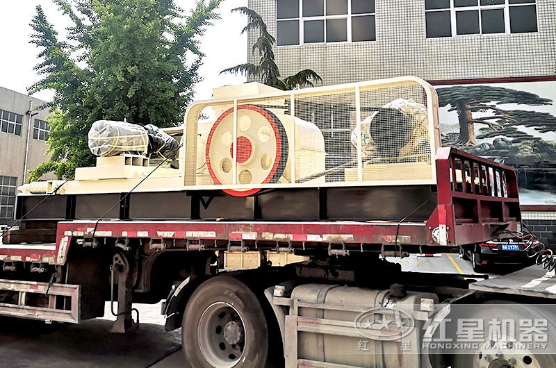 紅星機(jī)器齒輥破碎機(jī)發(fā)貨中