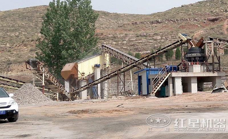 時(shí)產(chǎn)200噸的砂石廠生產(chǎn)線安裝現(xiàn)場(chǎng)