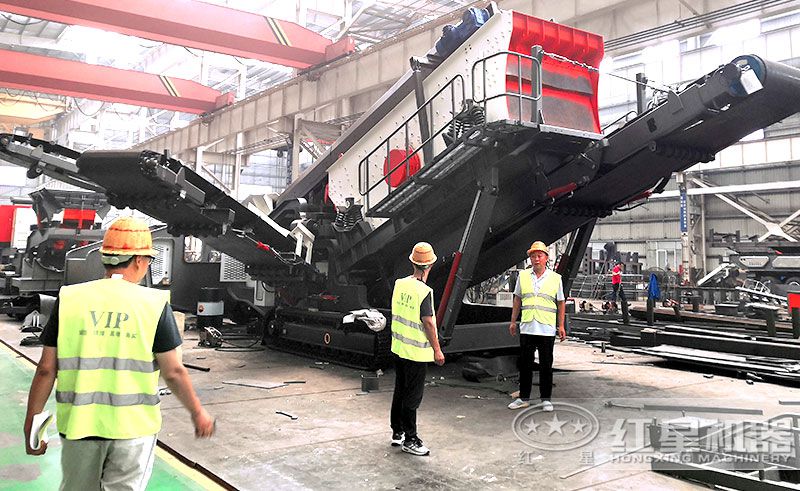 客戶(hù)來(lái)廠參觀紅星流動(dòng)石料破碎機(jī)車(chē)間現(xiàn)貨