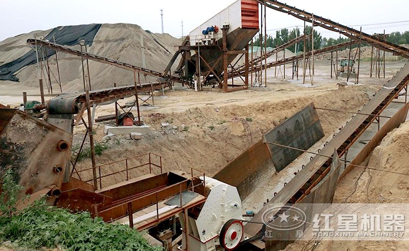 石料廠配置一臺錘式破碎機(jī)作業(yè)