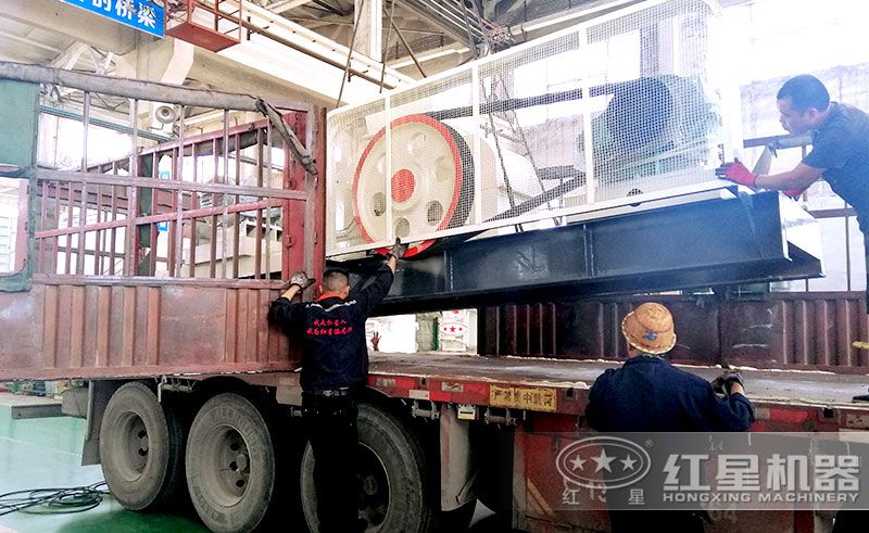 對輥破碎機(jī)車間裝車發(fā)貨