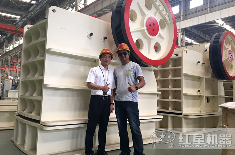 破碎設(shè)備用戶來廠參觀合影 破碎設(shè)備用戶來廠參觀合影