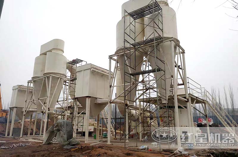 滑石粉磨粉機現(xiàn)場 滑石粉磨粉機現(xiàn)場