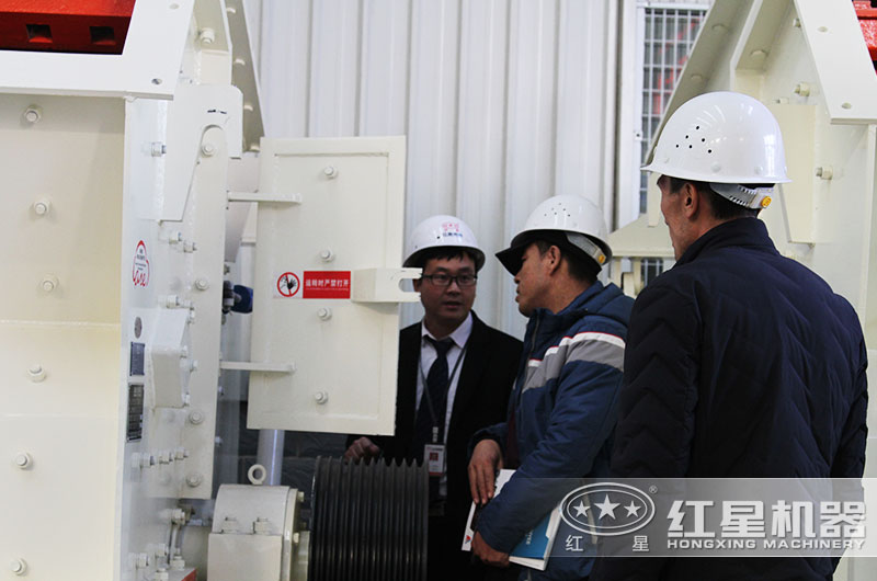 客戶來(lái)廠考察反擊破碎機(jī)