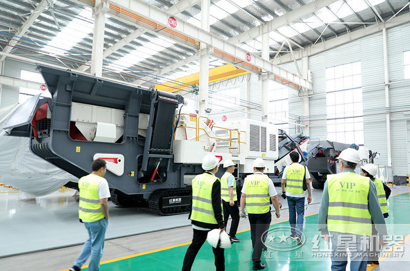 客戶到廠選購移動(dòng)破碎機(jī)