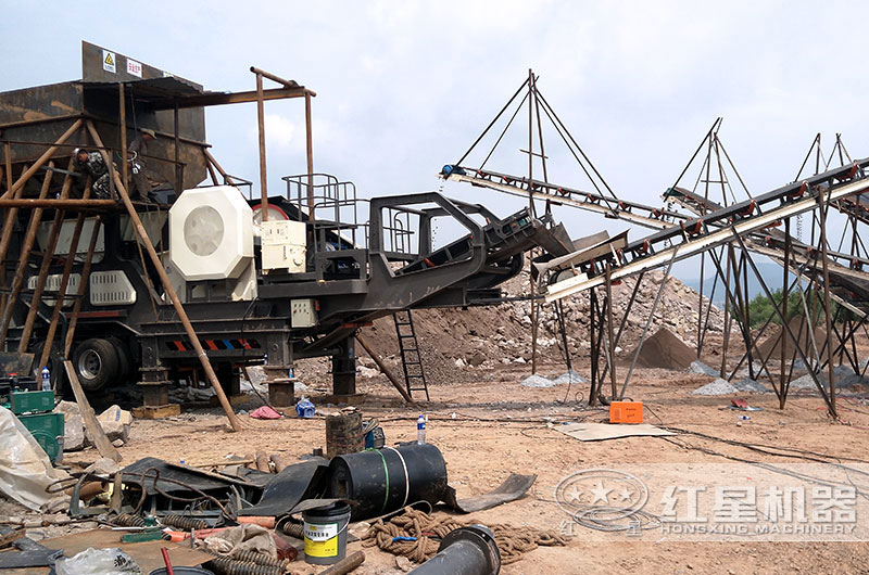 移動(dòng)破碎站正在現(xiàn)場(chǎng)安裝，如上圖