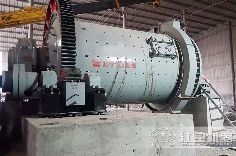 云南間歇式球磨機(jī)加工磷石膏現(xiàn)場實(shí)拍