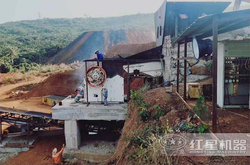 大型顎式破碎機作業(yè)現(xiàn)場實拍