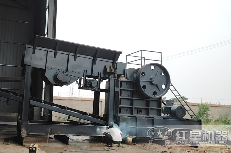 固定顎式破碎機(jī)現(xiàn)場(chǎng)實(shí)拍
