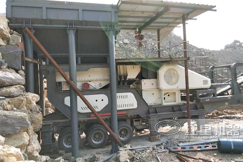 顎破輪胎移動(dòng)破碎機(jī)現(xiàn)場(chǎng)