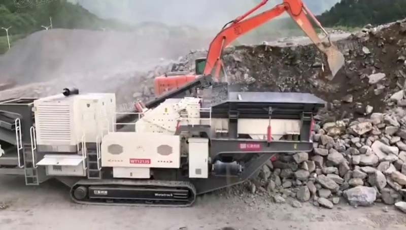 履帶移動反擊式破碎機現(xiàn)場視頻