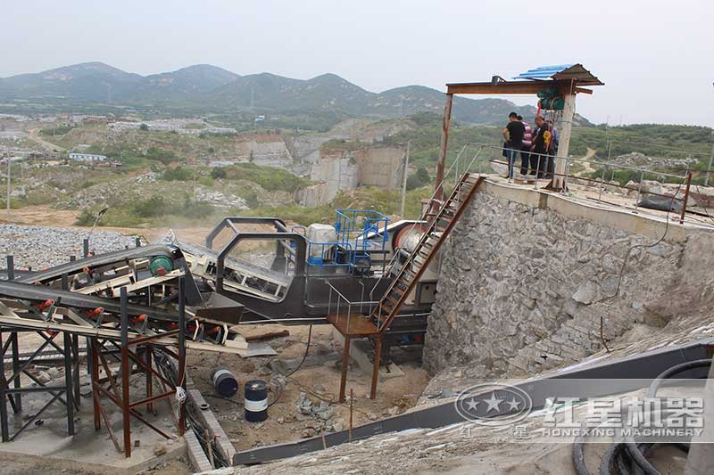 移動鄂式破碎機作業(yè)現(xiàn)場