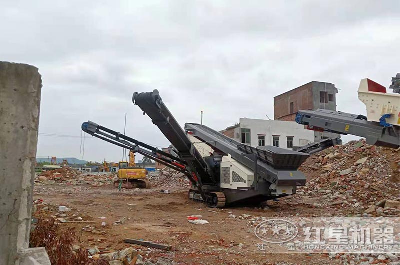 履帶移動(dòng)式破碎機(jī)現(xiàn)場