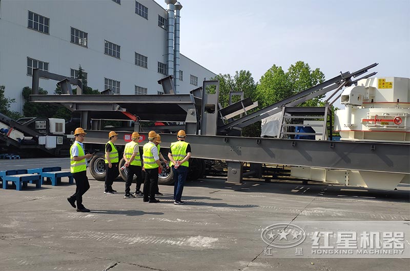 客戶來(lái)廠考察移動(dòng)破石機(jī)