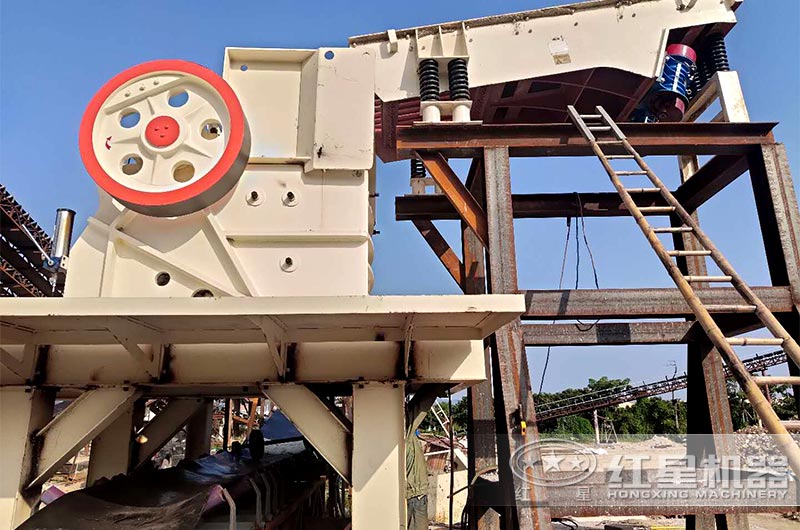 小型顎式破碎機(jī)采用鋼架結(jié)構(gòu)隨拆隨走