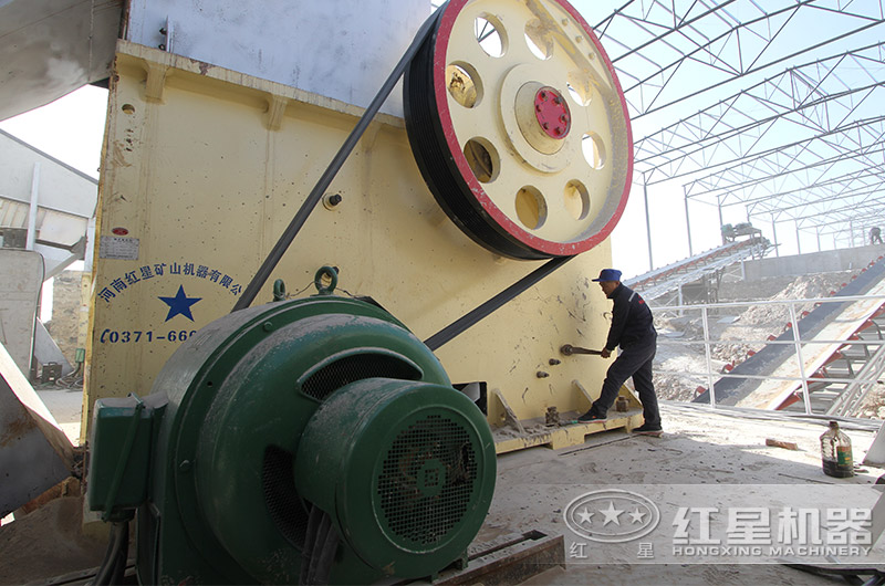 大型鄂式破碎機現(xiàn)場