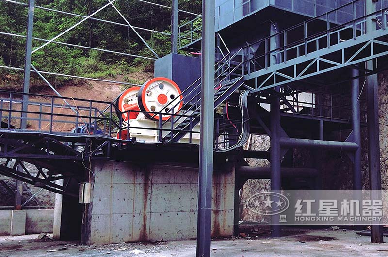 912顎式破碎機現(xiàn)場