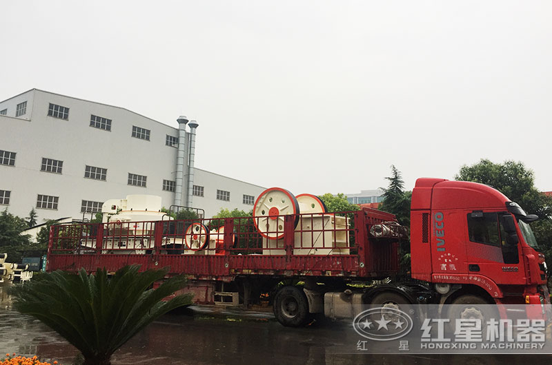 紅星750鄂破機(jī)裝車發(fā)貨現(xiàn)場(chǎng)