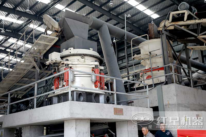 兩臺(tái)圓錐破碎機(jī)實(shí)拍