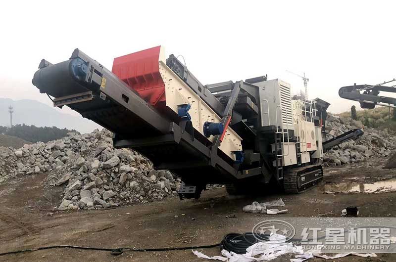 一臺履帶移動反擊破加工現(xiàn)場