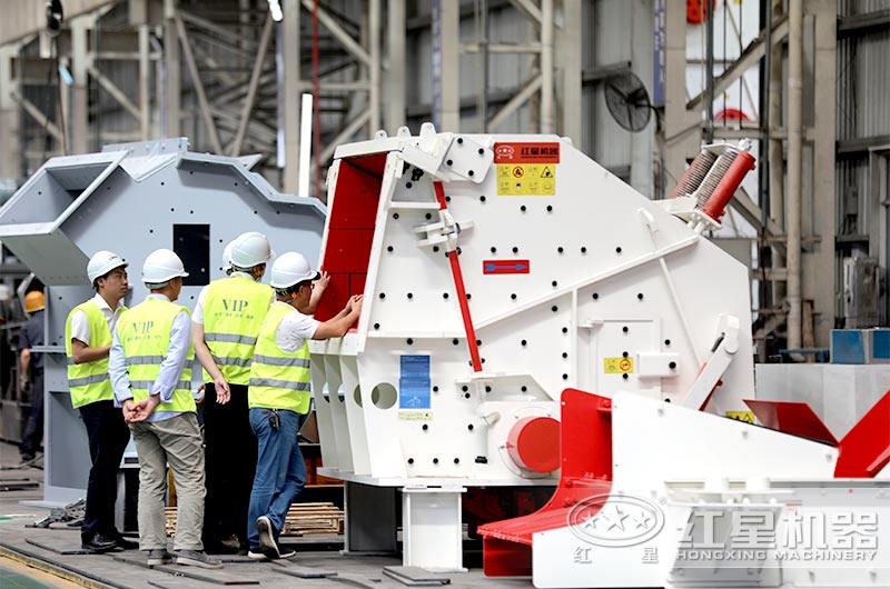 投資砂石場(chǎng)的客戶考察加工設(shè)備