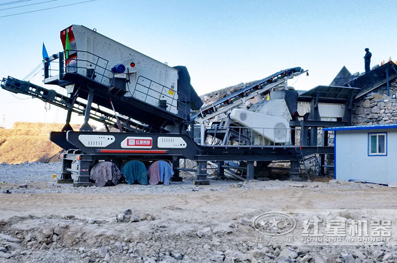 大型移動(dòng)破碎機(jī)現(xiàn)場(chǎng)