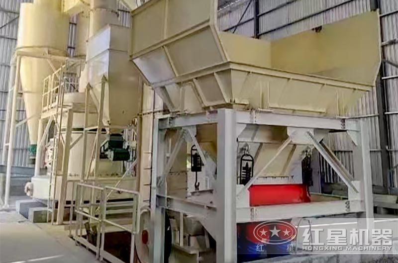 紅星客戶雷蒙磨粉機工作現(xiàn)場一