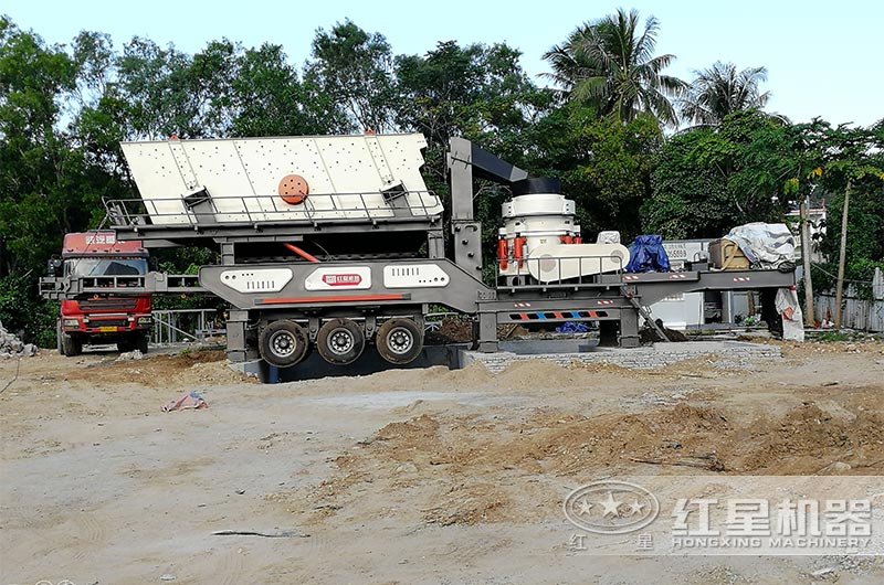 移動圓錐式破碎機現(xiàn)場