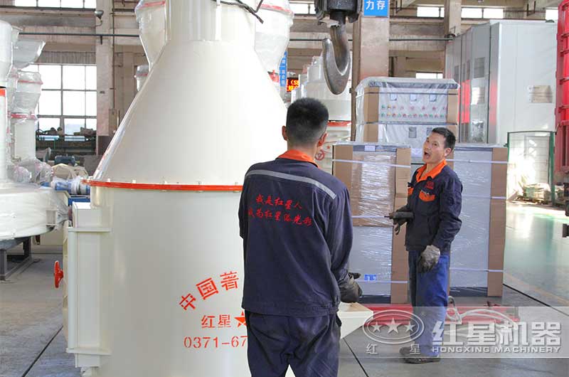 紅星工作人員準(zhǔn)備吊機(jī)裝車(chē)