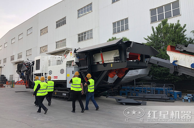 客戶來廠考察移動(dòng)破碎機(jī)設(shè)備