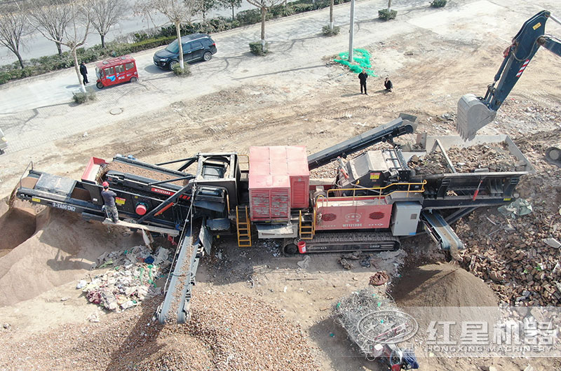 節(jié)能型移動(dòng)破碎站現(xiàn)場(chǎng)作業(yè)