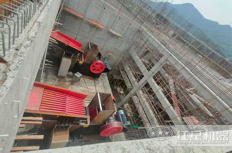 顎式碎石機(jī)現(xiàn)場