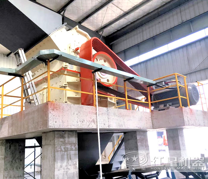 細(xì)碎機加工石料現(xiàn)場