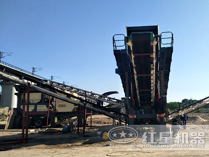 履帶式建筑垃圾移動(dòng)破碎站現(xiàn)場(chǎng)安裝中