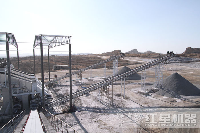 人工生產(chǎn)機(jī)制砂現(xiàn)場(chǎng)