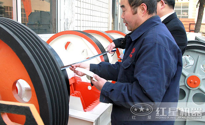 工人在仔細測量核對設(shè)備