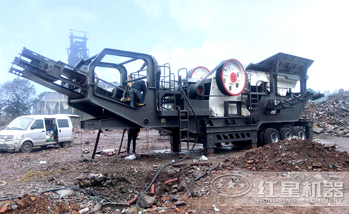 半掛式移動碎石機(jī)+顎式破碎機(jī)正在安裝中