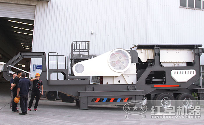 客戶到場(chǎng)參觀考察移動(dòng)破碎機(jī)