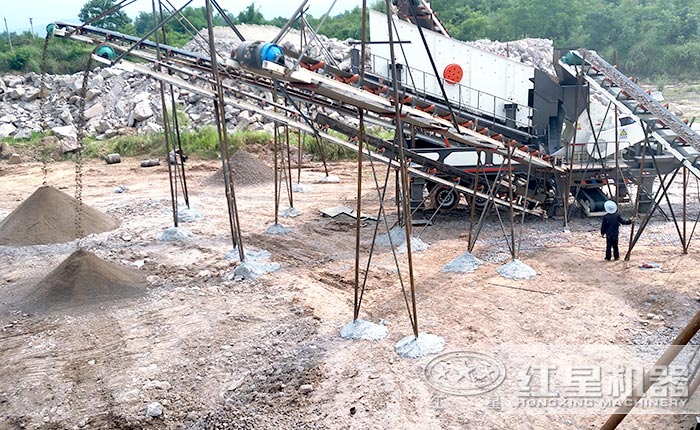 車載流動(dòng)式磕石機(jī)工作現(xiàn)場(chǎng)