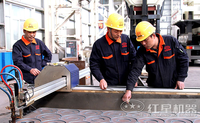 紅星工人在仔細(xì)核對(duì)