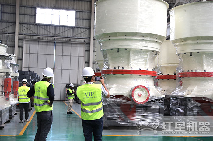 印度客戶來廠參觀考察圓錐式石子機(jī)