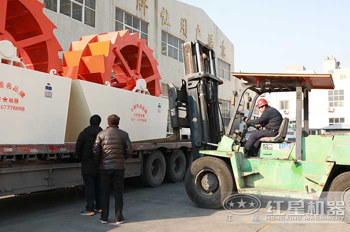石子水洗設(shè)備正在裝車即將發(fā)往客戶現(xiàn)場