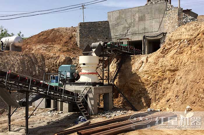 圓錐式破碎機(jī)破碎花崗巖現(xiàn)場(chǎng)