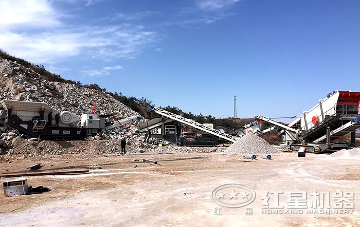 多臺移動破碎機(jī)組合生產(chǎn)現(xiàn)場