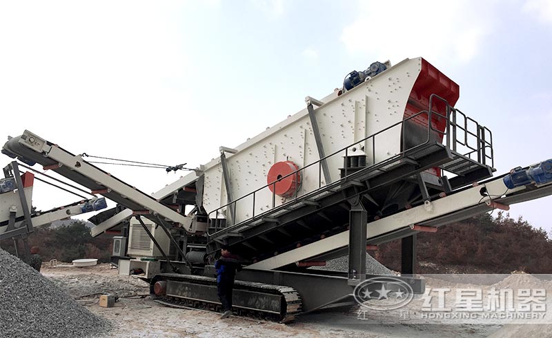 時產(chǎn)300噸的移動式破碎機現(xiàn)場