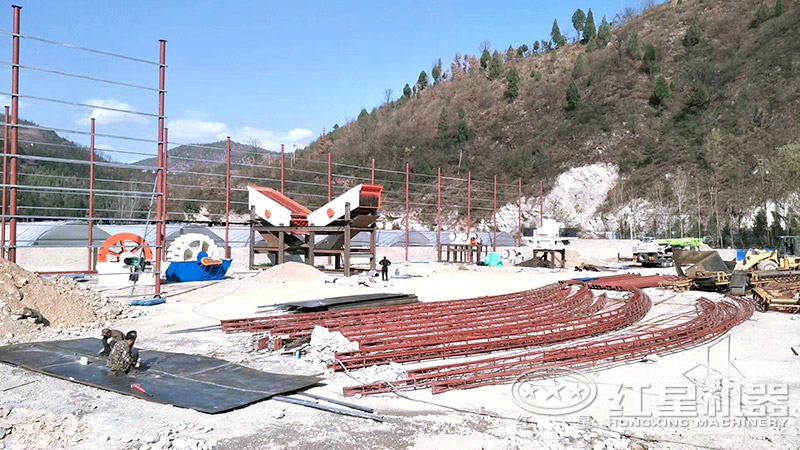 石子加工生產(chǎn)線安裝現(xiàn)場(chǎng)